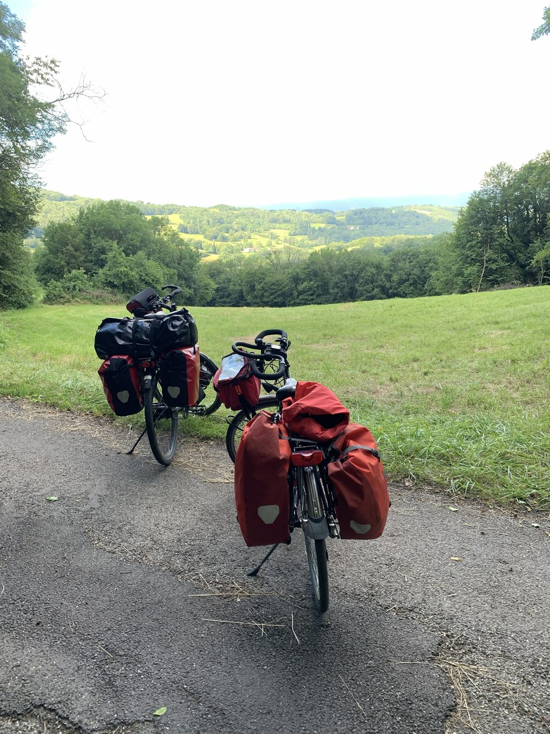 Twee bepakte fietsen met uitzicht over de heuvels